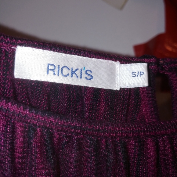 Ricki's small blouse - Picture 3 of 7